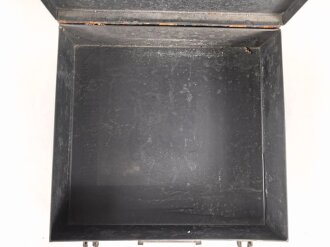 Transportkasten Wehrmacht aus Metall. Maße etwa 40 x 40 x 12cm . Originallack