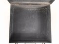 Transportkasten Wehrmacht aus Metall. Maße etwa 40 x 40 x 12cm . Originallack