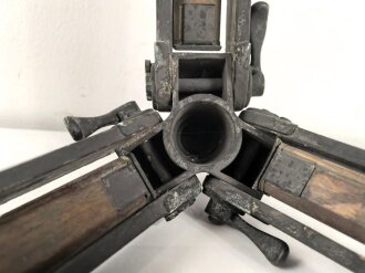 Hölzernes Gestell, Dreibein 1. Weltkrieg oder frühe Wehrmacht. Originallack, Zapfendurchmesser 12mm