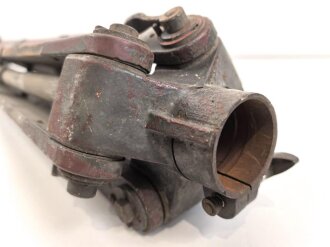 Hölzernes Gestell, Dreibein. Originallack, Gesamthöhe nicht ausgezogen 109cm, Innendurchmesser der Zapfenöffnung 44mm