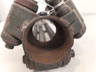 Hölzernes Gestell, Dreibein. Originallack, Gesamthöhe nicht ausgezogen 109cm, Innendurchmesser der Zapfenöffnung 44mm