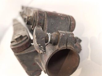 Hölzernes Gestell, Dreibein. Originallack, Gesamthöhe nicht ausgezogen 109cm, Innendurchmesser der Zapfenöffnung 44mm