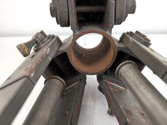 Hölzernes Gestell, Dreibein. Originallack, Gesamthöhe nicht ausgezogen 109cm, Innendurchmesser der Zapfenöffnung 44mm