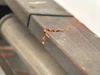 Hölzernes Gestell, Dreibein. Originallack, Gesamthöhe nicht ausgezogen 109cm, Innendurchmesser der Zapfenöffnung 44mm