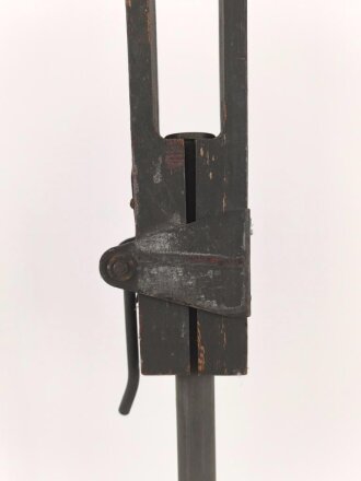 Hölzernes Gestell, Dreibein. Originallack, Gesamthöhe nicht ausgezogen 109cm, Innendurchmesser der Zapfenöffnung 44mm