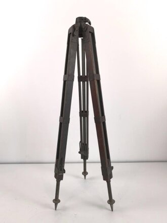 Hölzernes Gestell, Dreibein. Originallack, Gesamthöhe nicht ausgezogen 109cm, Innendurchmesser der Zapfenöffnung 44mm