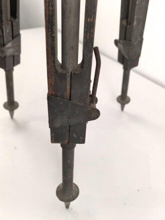 Hölzernes Gestell, Dreibein. Originallack, Gesamthöhe nicht ausgezogen 109cm, Innendurchmesser der Zapfenöffnung 44mm