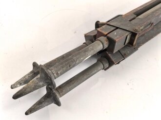 Hölzernes Gestell, Dreibein. Originallack, Gesamthöhe nicht ausgezogen 109cm, Innendurchmesser der Zapfenöffnung 44mm