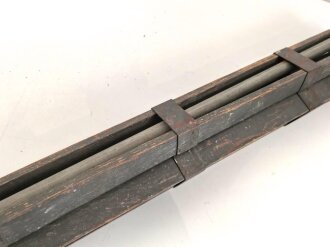 Hölzernes Gestell, Dreibein. Originallack, Gesamthöhe nicht ausgezogen 109cm, Innendurchmesser der Zapfenöffnung 44mm