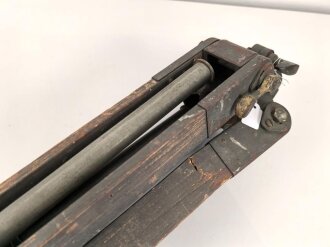 Hölzernes Gestell, Dreibein. Originallack, Gesamthöhe nicht ausgezogen 109cm, Innendurchmesser der Zapfenöffnung 44mm