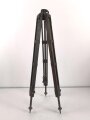 Hölzernes Gestell, Dreibein. Originallack, Gesamthöhe nicht ausgezogen 109cm, Innendurchmesser der Zapfenöffnung 44mm