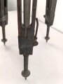 Hölzernes Gestell, Dreibein. Originallack, Gesamthöhe nicht ausgezogen 109cm, Innendurchmesser der Zapfenöffnung 44mm