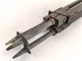 Hölzernes Gestell, Dreibein. Originallack, Gesamthöhe nicht ausgezogen 109cm, Innendurchmesser der Zapfenöffnung 44mm