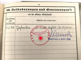 Heer, Wehrstammbuch eines Angehörigen der Artillerie Ersatz Abteilung 114 Eger, danach diverse weitere Artillerieabteilungen, am 20.7.44 entlassen. Eingetragenes Verwundetenabzeichen schwarz und silber, Rußlandfeldzug.