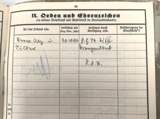 Heer, Wehrstammbuch eines Angehörigen der Artillerie Ersatz Abteilung 114 Eger, danach diverse weitere Artillerieabteilungen, am 20.7.44 entlassen. Eingetragenes Verwundetenabzeichen schwarz und silber, Rußlandfeldzug.