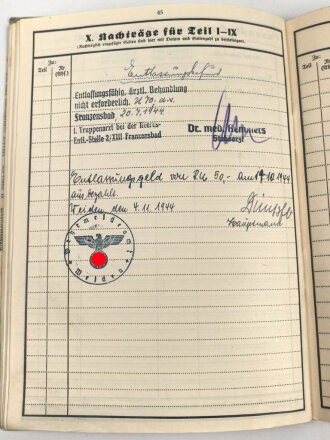 Heer, Wehrstammbuch eines Angehörigen der Artillerie Ersatz Abteilung 114 Eger, danach diverse weitere Artillerieabteilungen, am 20.7.44 entlassen. Eingetragenes Verwundetenabzeichen schwarz und silber, Rußlandfeldzug.