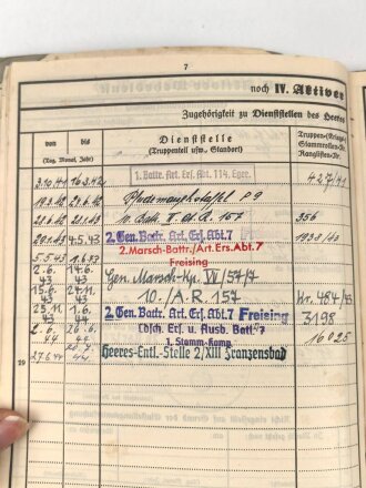 Heer, Wehrstammbuch eines Angehörigen der Artillerie Ersatz Abteilung 114 Eger, danach diverse weitere Artillerieabteilungen, am 20.7.44 entlassen. Eingetragenes Verwundetenabzeichen schwarz und silber, Rußlandfeldzug.