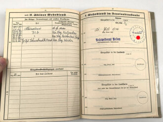 Heer, Wehrstammbuch eines Angehörigen der Artillerie Ersatz Abteilung 114 Eger, danach diverse weitere Artillerieabteilungen, am 20.7.44 entlassen. Eingetragenes Verwundetenabzeichen schwarz und silber, Rußlandfeldzug.