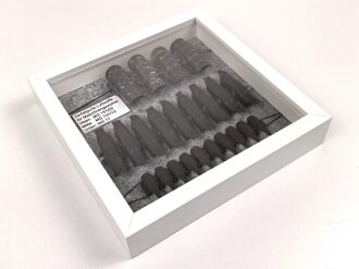 Luftwaffe , Sammlung Zerfallgurte MG 151/20, MG131/13 und MG17. Ordentlich gerahmt, Maße des Rahmen 25 x 25 x 4,5cm