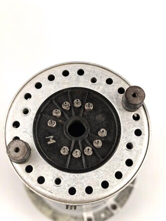 Luftwaffe,  Kathodenstrahlröhre LB-8 mit Sockel / Abschirmung. Laut Angabe des Vorbesitzers mit voller Funktion.  im Nachtjagdgerät „Liechtenstein“ SN 2 (FuG 220) und im „Würzburg“-Gerät verwendet