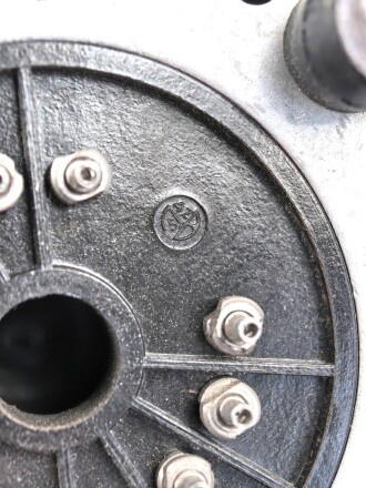 Luftwaffe,  Kathodenstrahlröhre LB-8 mit Sockel / Abschirmung. Laut Angabe des Vorbesitzers mit voller Funktion.  im Nachtjagdgerät „Liechtenstein“ SN 2 (FuG 220) und im „Würzburg“-Gerät verwendet