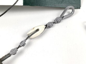 Luftwaffe , Teil einer Antenne für Funkanlage  Bf 109 B-G2. Die Isolatoren, Schirme und der Antenneneingang Rumpf Original, der Rest neuzeitlich dazugebaut.