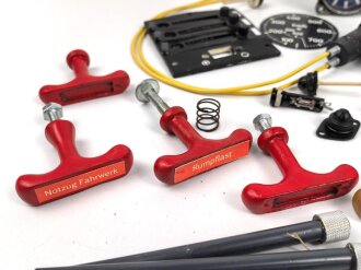 Luftwaffe, Konvolut Flugzeugteile aller Art, alles neuzeitliche Nachbauen, meist aus Kunststoff