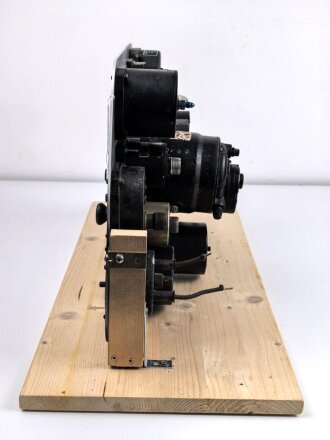 U.S. Army Air Force 2. Weltkrieg, Instrumentenbrett einer Mustang P-51. Die Instrumente soweit ich das beurteilen kann alle original , das Instrumentenbrett sowie die Kompassfeststellung sind neuzeitliche Fertigungen..