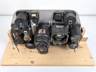 U.S. Army Air Force 2. Weltkrieg, Instrumentenbrett einer Mustang P-51. Die Instrumente soweit ich das beurteilen kann alle original , das Instrumentenbrett sowie die Kompassfeststellung sind neuzeitliche Fertigungen..