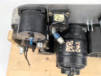 U.S. Army Air Force 2. Weltkrieg, Instrumentenbrett einer Mustang P-51. Die Instrumente soweit ich das beurteilen kann alle original , das Instrumentenbrett sowie die Kompassfeststellung sind neuzeitliche Fertigungen..