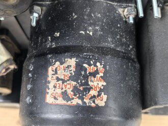 U.S. Army Air Force 2. Weltkrieg, Instrumentenbrett einer Mustang P-51. Die Instrumente soweit ich das beurteilen kann alle original , das Instrumentenbrett sowie die Kompassfeststellung sind neuzeitliche Fertigungen..