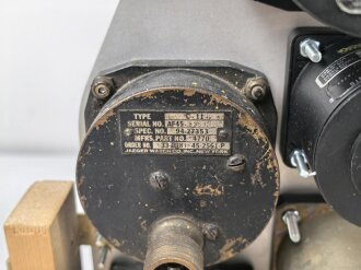 U.S. Army Air Force 2. Weltkrieg, Instrumentenbrett einer Mustang P-51. Die Instrumente soweit ich das beurteilen kann alle original , das Instrumentenbrett sowie die Kompassfeststellung sind neuzeitliche Fertigungen..