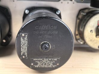 U.S. Army Air Force 2. Weltkrieg, Instrumentenbrett einer Mustang P-51. Die Instrumente soweit ich das beurteilen kann alle original , das Instrumentenbrett sowie die Kompassfeststellung sind neuzeitliche Fertigungen..