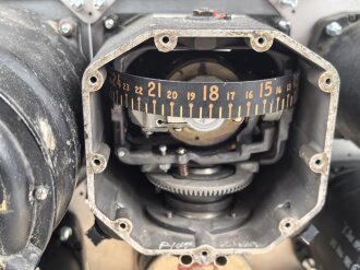 U.S. Army Air Force 2. Weltkrieg, Instrumentenbrett einer Mustang P-51. Die Instrumente soweit ich das beurteilen kann alle original , das Instrumentenbrett sowie die Kompassfeststellung sind neuzeitliche Fertigungen..