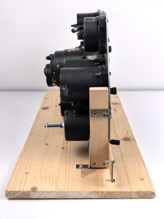 U.S. Army Air Force 2. Weltkrieg, Instrumentenbrett einer Mustang P-51. Die Instrumente soweit ich das beurteilen kann alle original , das Instrumentenbrett sowie die Kompassfeststellung sind neuzeitliche Fertigungen..