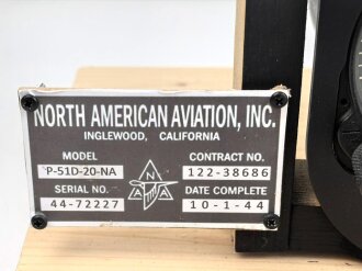 U.S. Army Air Force 2. Weltkrieg, Instrumentenbrett einer Mustang P-51. Die Instrumente soweit ich das beurteilen kann alle original , das Instrumentenbrett sowie die Kompassfeststellung sind neuzeitliche Fertigungen..