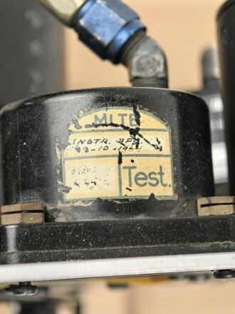 U.S. Army Air Force 2. Weltkrieg, Instrumentenbrett einer Mustang P-51. Die Instrumente soweit ich das beurteilen kann alle original , das Instrumentenbrett sowie die Kompassfeststellung sind neuzeitliche Fertigungen..