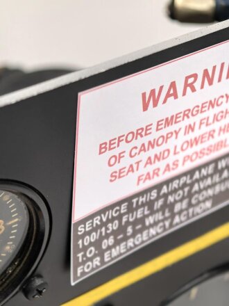 U.S. Army Air Force 2. Weltkrieg, Instrumentenbrett einer Mustang P-51. Die Instrumente soweit ich das beurteilen kann alle original , das Instrumentenbrett sowie die Kompassfeststellung sind neuzeitliche Fertigungen..