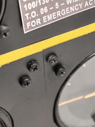 U.S. Army Air Force 2. Weltkrieg, Instrumentenbrett einer Mustang P-51. Die Instrumente soweit ich das beurteilen kann alle original , das Instrumentenbrett sowie die Kompassfeststellung sind neuzeitliche Fertigungen..