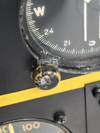 U.S. Army Air Force 2. Weltkrieg, Instrumentenbrett einer Mustang P-51. Die Instrumente soweit ich das beurteilen kann alle original , das Instrumentenbrett sowie die Kompassfeststellung sind neuzeitliche Fertigungen..