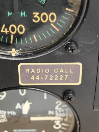 U.S. Army Air Force 2. Weltkrieg, Instrumentenbrett einer Mustang P-51. Die Instrumente soweit ich das beurteilen kann alle original , das Instrumentenbrett sowie die Kompassfeststellung sind neuzeitliche Fertigungen..