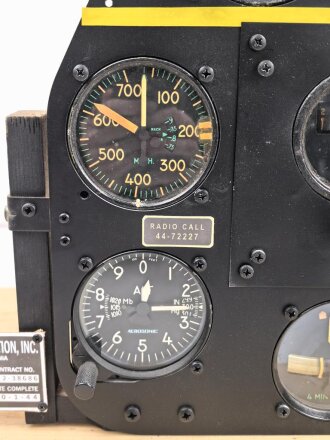 U.S. Army Air Force 2. Weltkrieg, Instrumentenbrett einer Mustang P-51. Die Instrumente soweit ich das beurteilen kann alle original , das Instrumentenbrett sowie die Kompassfeststellung sind neuzeitliche Fertigungen..