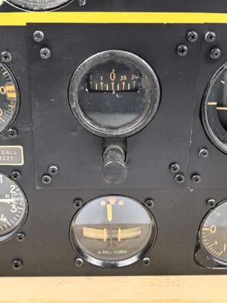 U.S. Army Air Force 2. Weltkrieg, Instrumentenbrett einer Mustang P-51. Die Instrumente soweit ich das beurteilen kann alle original , das Instrumentenbrett sowie die Kompassfeststellung sind neuzeitliche Fertigungen..