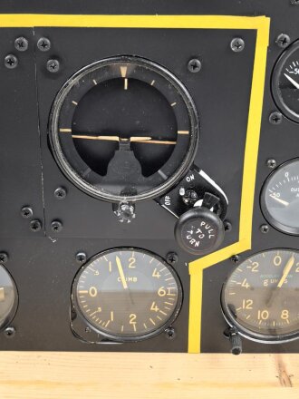 U.S. Army Air Force 2. Weltkrieg, Instrumentenbrett einer Mustang P-51. Die Instrumente soweit ich das beurteilen kann alle original , das Instrumentenbrett sowie die Kompassfeststellung sind neuzeitliche Fertigungen..
