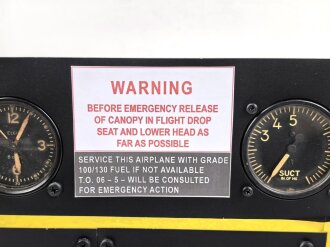 U.S. Army Air Force 2. Weltkrieg, Instrumentenbrett einer Mustang P-51. Die Instrumente soweit ich das beurteilen kann alle original , das Instrumentenbrett sowie die Kompassfeststellung sind neuzeitliche Fertigungen..