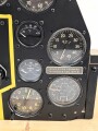 U.S. Army Air Force 2. Weltkrieg, Instrumentenbrett einer Mustang P-51. Die Instrumente soweit ich das beurteilen kann alle original , das Instrumentenbrett sowie die Kompassfeststellung sind neuzeitliche Fertigungen..