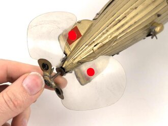 Luftschiff / Zeppelin " LZ 129 Hindenburg" als Kinderspielzeug aus Blech der Firma " Tippco"  Länge 29cm, Original Bemalt, die Luftschraube aus Zelluloid, Funktioniert einwandfrei. Ungereinigtes Stück