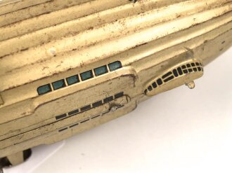 Luftschiff / Zeppelin " LZ 129 Hindenburg" als Kinderspielzeug aus Blech der Firma " Tippco"  Länge 29cm, Original Bemalt, die Luftschraube aus Zelluloid, Funktioniert einwandfrei. Ungereinigtes Stück