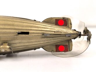 Luftschiff / Zeppelin " LZ 129 Hindenburg" als Kinderspielzeug aus Blech der Firma " Tippco"  Länge 29cm, Original Bemalt, die Luftschraube aus Zelluloid, Funktioniert einwandfrei. Ungereinigtes Stück