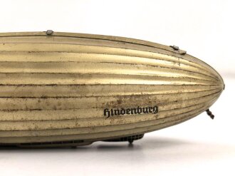 Luftschiff / Zeppelin " LZ 129 Hindenburg" als Kinderspielzeug aus Blech der Firma " Tippco"  Länge 29cm, Original Bemalt, die Luftschraube aus Zelluloid, Funktioniert einwandfrei. Ungereinigtes Stück